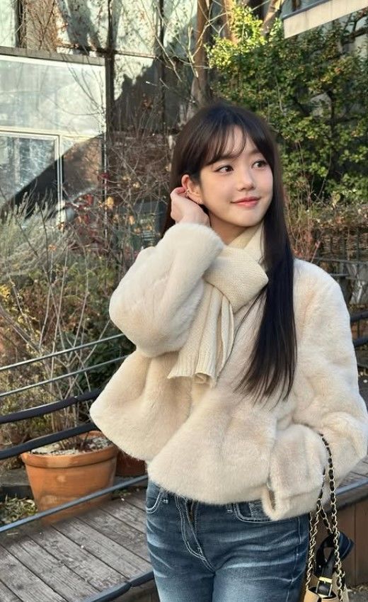 [서울=뉴시스] 이유비. (사진=이유비 인스타그램 캡처) 2025.12.06. photo@newsis.com *재판매 및 DB 금지