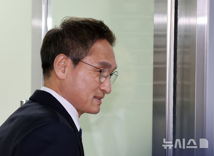 [서울=뉴시스] 배훈식 기자 = 안권섭 특별검사가 6일 오전 서울 서초구 관봉권 띠지 폐기 의혹 및 쿠팡 퇴직금 불기소 외압 의혹 진상규명을 위한 특검 사무소에서 열린 현판식에서 취재진의 질문을 뒤로 한채 들어가고 있다. 2025.12.06. dahora83@newsis.com