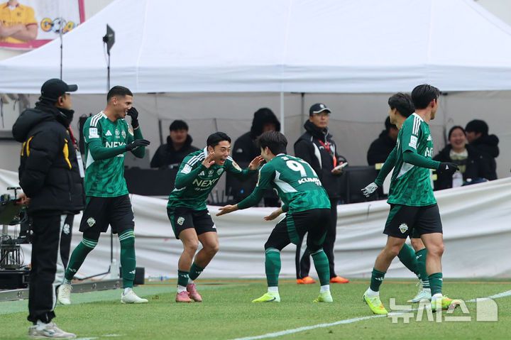 [서울=뉴시스] 권창회 기자 = 전북현대 이동준이 6일 오후 서울 마포구 서울월드컵경기장에서 열린 광주FC와 전북현대의 2025 하나은행 코리아컵 결승전에서 선제골을 넣은 뒤 기뻐하고 있다. 2025.12.06. kch0523@newsis.com