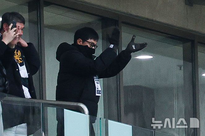 [서울=뉴시스] 권창회 기자 = 이정효 광주FC 감독이 지난 6일 오후 서울 마포구 서울월드컵경기장에서 열린 광주FC와 전북현대의 2025 하나은행 코리아컵 결승전에서 프리드욘슨의 동점골에 박수치고 있다. 2025.12.06. kch0523@newsis.com