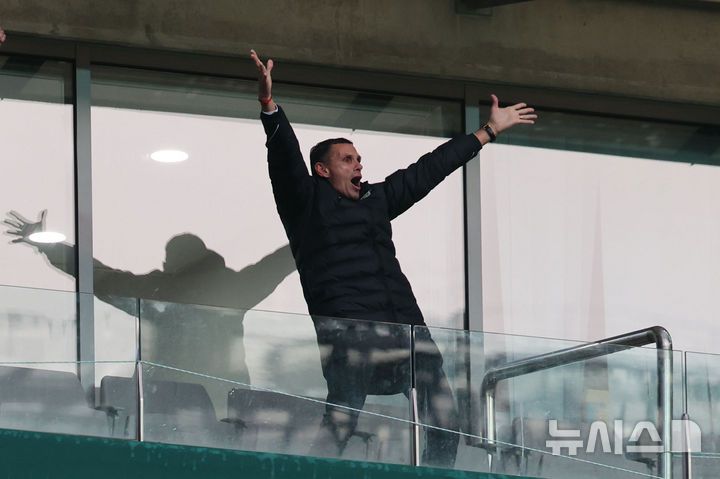 [서울=뉴시스] 권창회 기자 = 거스 포옛 전북 현대 감독이 6일 오후 서울 마포구 서울월드컵경기장에서 열린 광주FC와 전북현대의 2025 하나은행 코리아컵 결승전에서 2대 1로 승리하자 포효하고 있다. 2025.12.06. kch0523@newsis.com
