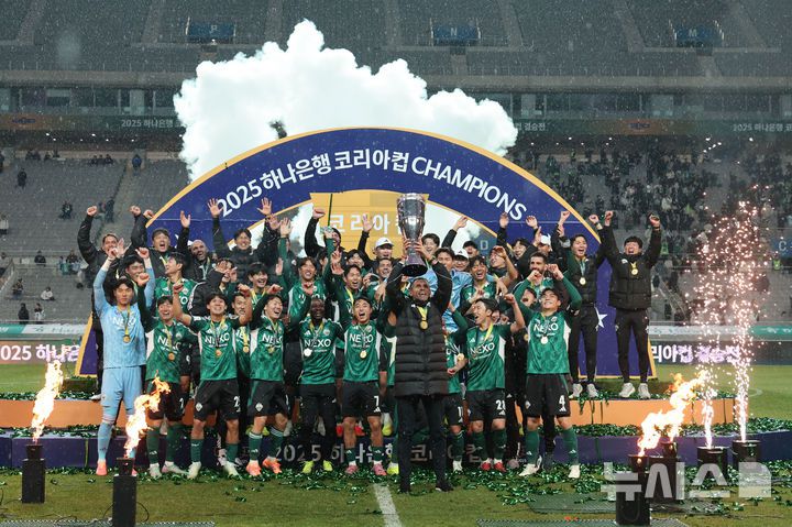 [서울=뉴시스] 권창회 기자 = 6일 오후 서울 마포구 서울월드컵경기장에서 열린 광주FC와 전북현대의 2025 하나은행 코리아컵 결승전에서 2대 1로 승리한 거스 포옛 전북현대 감독을 비롯한 선수들이 우승트로피를 들어올리고 있다. 2025.12.06. kch0523@newsis.com