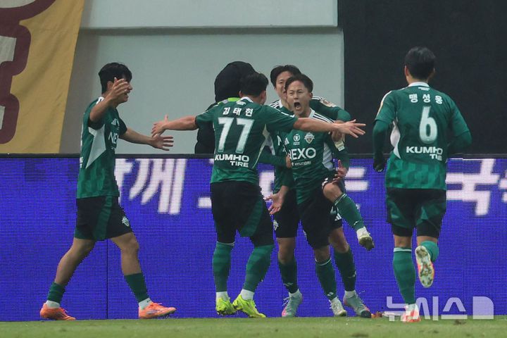 [서울=뉴시스] 권창회 기자 = 6일 오후 서울 마포구 서울월드컵경기장에서 열린 광주FC와 전북현대의 2025 하나은행 코리아컵 결승전에서 전북현대 이승우가 결승골을 넣은뒤 기뻐하고 있다. 2025.12.06. kch0523@newsis.com