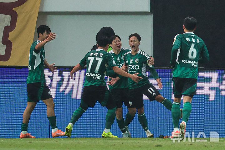 [서울=뉴시스] 권창회 기자 = 전북현대 이승우가 6일 오후 서울 마포구 서울월드컵경기장에서 열린 광주FC와 전북현대의 2025 하나은행 코리아컵 결승전에서 결승골을 넣은 뒤 기뻐하고 있다. 2025.12.06. kch0523@newsis.com