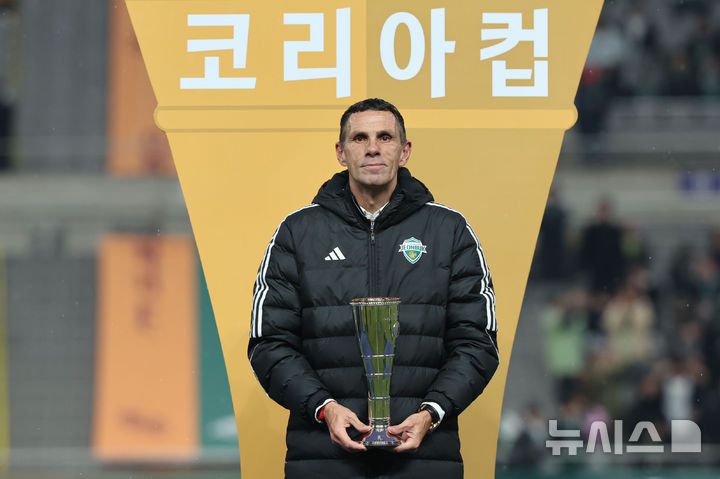 [서울=뉴시스] 권창회 기자 = 거스 포옛 전북현대 감독이 6일 오후 서울 마포구 서울월드컵경기장에서 열린 광주FC와 전북현대의 2025 하나은행 코리아컵 결승전 시상식에서 감독상을 수상하고 있다. 2025.12.06. kch0523@newsis.com