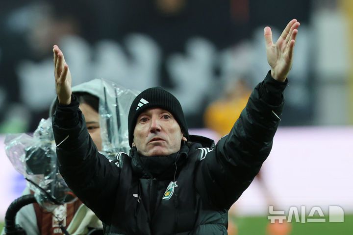 [서울=뉴시스] 권창회 기자 = 타노스 전북현대 코치가 지난 6일 오후 서울 마포구 서울월드컵경기장에서 열린 광주FC와 전북현대의 2025 하나은행 코리아컵 결승전에서 2대 1로 승리한 뒤 팬들에게 감사인사를 하고 있다. 2025.12.06. kch0523@newsis.com