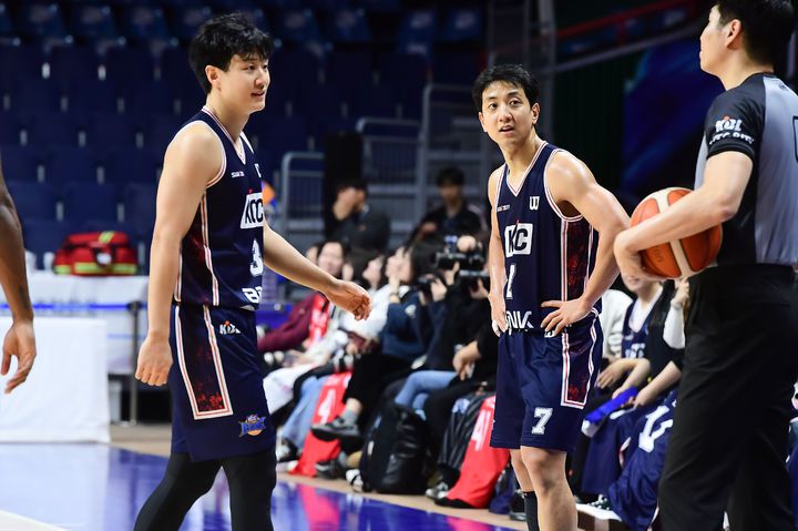 [서울=뉴시스] 프로농구 부산 KCC의 허훈과 허웅. (사진=KBL 제공) *재판매 및 DB 금지