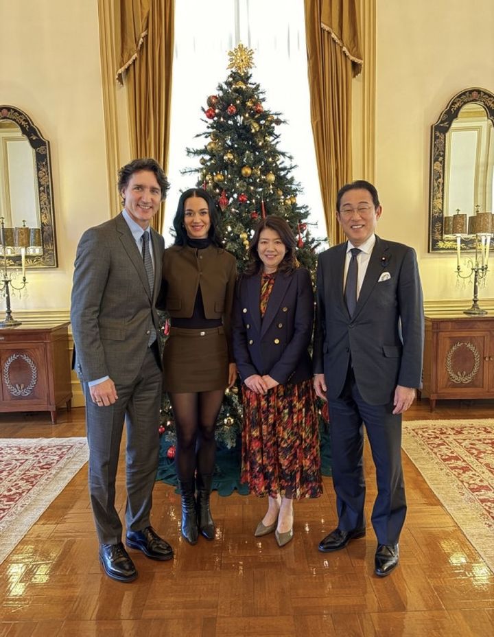 [서울=뉴시스] 쥐스탱 트뤼도 전 캐나다 총리, 케이티 페리, 기시다 후미오 전 일본 총리 부부. (사진 = 엑스 캡처) 2025.12.08. photo@newsis.com *재판매 및 DB 금지