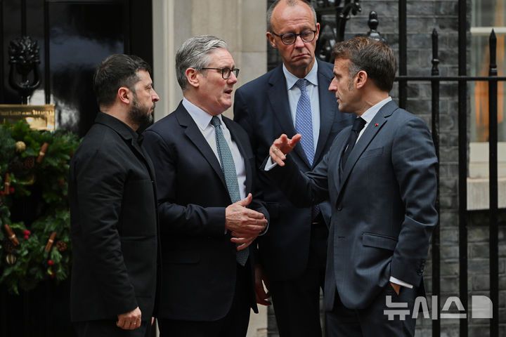 ?[런던=AP/뉴시스]  볼로디미르 젤렌스키 우크라이나 대통령(왼쪽)이 8일 런던 다우닝가 10번지 총리 관저 문앞에서 키어 스타머 영국 총리, 프리드리히 메르츠 독일 총리, 에마뉘엘 마크롱 프랑스 대통령(왼쪽부터) 등과 서서 대화하고 있다. 2025.12.10.