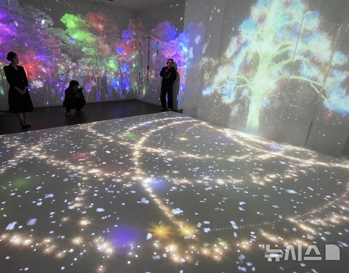 [서울=뉴시스]8일 서울 중구 덕수궁 돈덕전 '쿠키런: 사라진 국가유산을 찾아서' 특별전에서 언론에 공개된 600년 수령의 '정이품송' 미디어아트. 2025.12.08. odong85@newsis.com