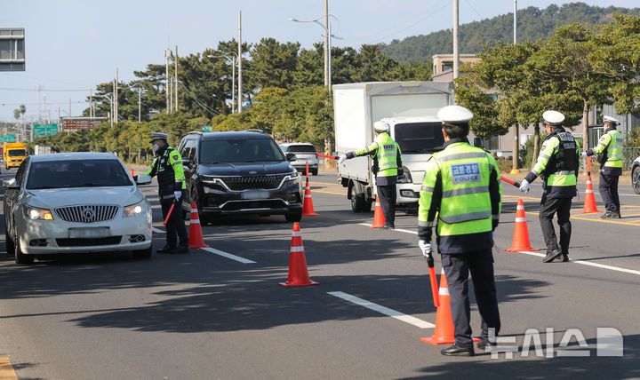 [제주=뉴시스] 우장호 기자 = 8일 오후 제주시 건입동 거로사거리 인근 도로에서 연말연시를 맞아 제주경찰청과 동부경찰서, 자치경찰단 소속 경찰관들이 집중 음주단속을 하고 있다. 제주경찰청은 송년 모임 등 각종 술자리가 많아지는 연말연시를 맞아 이달부터 두 달 간 상시·수시 음주운전 단속을 실시할 예정이다. 2025.12.08. woo1223@newsis.com