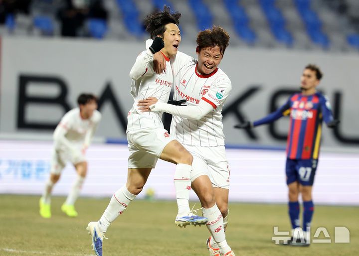 [수원=뉴시스] 이영환 기자 = 8일 오후 수원 장안구 수원종합운동장에서 열린 K리그1 수원FC와 K리그2 부천FC의 승강 플레이오프(PO) 2차전 경기 전반전, 부천 김규민이 골을 넣은 후 기뻐하고 있다. 2025.12.08. 20hwan@newsis.com