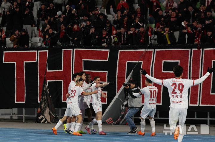 [수원=뉴시스] 이영환 기자 = 8일 오후 수원 장안구 수원종합운동장에서 열린 K리그1 수원FC와 K리그2 부천FC의 승강 플레이오프(PO) 2차전 경기 후반전, 부천 갈레고가 골을 넣은 후 기뻐하고 있다. 2025.12.08. 20hwan@newsis.com