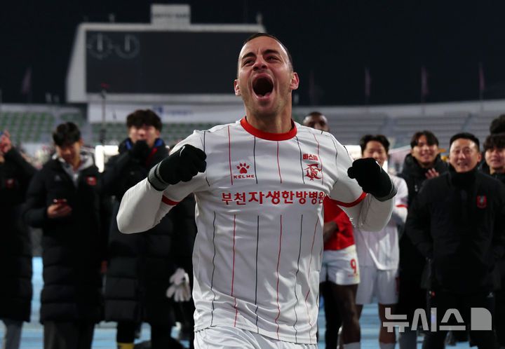 [수원=뉴시스] 이영환 기자 = 8일 오후 수원 장안구 수원종합운동장에서 열린 K리그1 수원FC와 K리그2 부천FC의 승강 플레이오프(PO) 2차전 경기 3-2로 승리해 K리그1 승격에 성공한 부천 바사니가 기뻐하고 있다. 2025.12.08. 20hwan@newsis.com