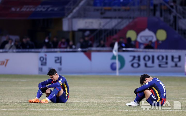 [수원=뉴시스] 이영환 기자 = 지난 8일 오후 수원 장안구 수원종합운동장에서 열린 K리그1 수원FC와 K리그2 부천FC의 승강 플레이오프(PO) 2차전 경기 후반전 추가시간 비디오 판독 중인 가운데 수원 선수들이 그라운드에 앉아 있다. 2025.12.08. 20hwan@newsis.com