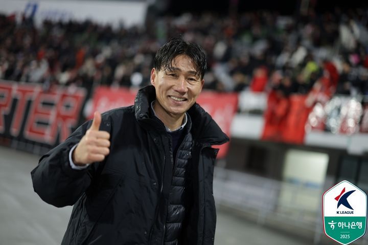 [서울=뉴시스]프로축구 부천FC 승격 꿈 이룬 이영민 감독. (사진=한국프로축구연맹 제공)