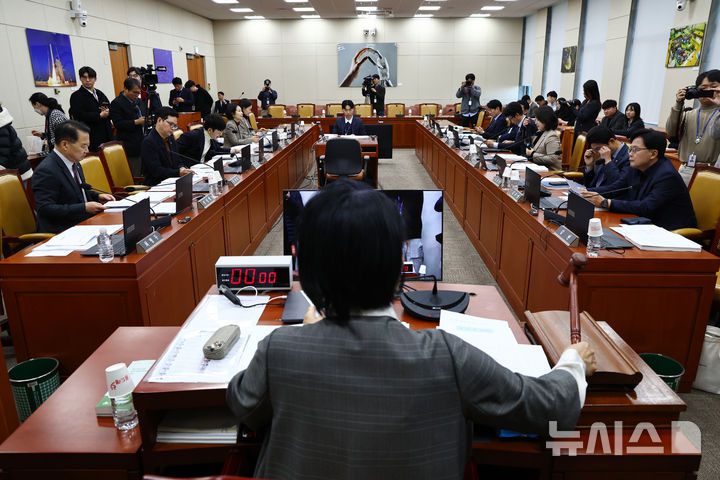 [서울=뉴시스] 김명년 기자 = 9일 오전 서울 여의도 국회에서 열린 과학기술정보방송통신위원회 전체회의에서 최민희 위원장의 의사봉을 두드리고 있다. 2025.12.09. kmn@newsis.com