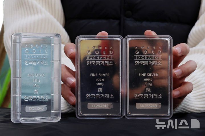 [서울=뉴시스] 이영환 기자 = 은값 상승 랠리가 이어지고 있는 9일 오후 서울 종로구 한국금거래소에서 직원이 실버바를 선보이고 있다.뉴욕상품거래소와 런던금속거래소에 따르면 지난 5일(현지시간) 국제 은값(선물)은 온스당 59.05달러(약 8만700원)로 처음으로 60달러 선에 근접했다. 2025.12.09. 20hwan@newsis.com
