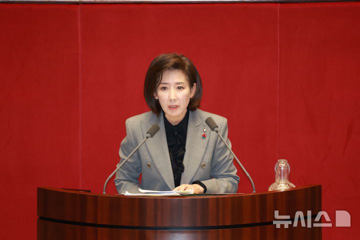 [서울=뉴시스] 고승민 기자 = 나경원 국민의힘 의원이 9일 서울 여의도 국회에서 열린 제429회국회(정기회) 제16차 본회의에서 가맹사업거래의 공정화에 관한 법률 일부개정법률안에 대한 필리버스터를 하고 있다. 2025.12.09. kkssmm99@newsis.com