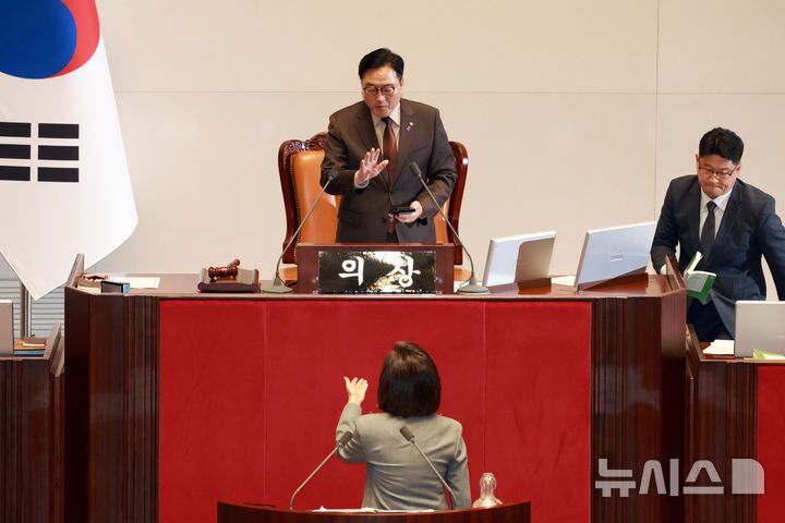 [서울=뉴시스] 고승민 기자 = 우원식 국회의장이 9일 서울 여의도 국회에서 열린 제429회국회(정기회) 제16차 본회의에서 나경원 국민의힘 의원이 가맹사업거래의 공정화에 관한 법률 일부개정법률안에 대한 필리버스터를 하던 중 의제와는 관련없는 발언을 이어가자 나 의원과 언쟁을 벌이고 있다. 2025.12.09. kkssmm99@newsis.com