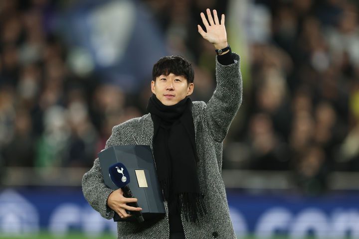 [런던=AP/뉴시스] 미국 메이저리그사커(MLS) LA FC의 손흥민이 9일(현지 시간) 영국 런던의 토트넘 홋스퍼 스타디움에서 열린 2025-26 유럽축구연맹(UEFA) 챔피언스리그(UCL) 리그 페이즈 6차전 토트넘 홋스퍼와 슬라비아 프라하(체코)의 경기에 앞서 팬들에게 인사하고 있다. 2025.12.10.