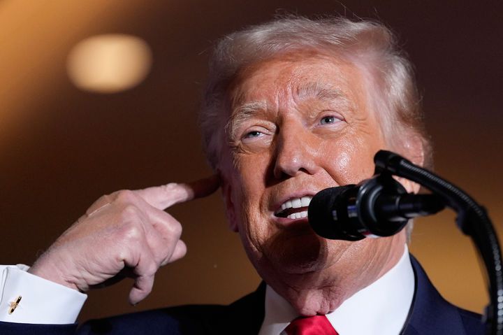 [마운트 포코노=AP/뉴시스] 도널드 트럼프 미국 대통령이 9일(현지 시간) 미 펜실베이니아주 마운트 포코노의 마운트에어리 카지노 리조트에서 연설 도중 과거 귀에 총상을 입었던 사건에 대해 언급하고 있다. 트럼프 대통령은 인플레이션 우려 등 경제 불안에 대한 유권자들의 불만을 완화하기 위해 국내 순회 일정을 재개했다. 2025.12.10.