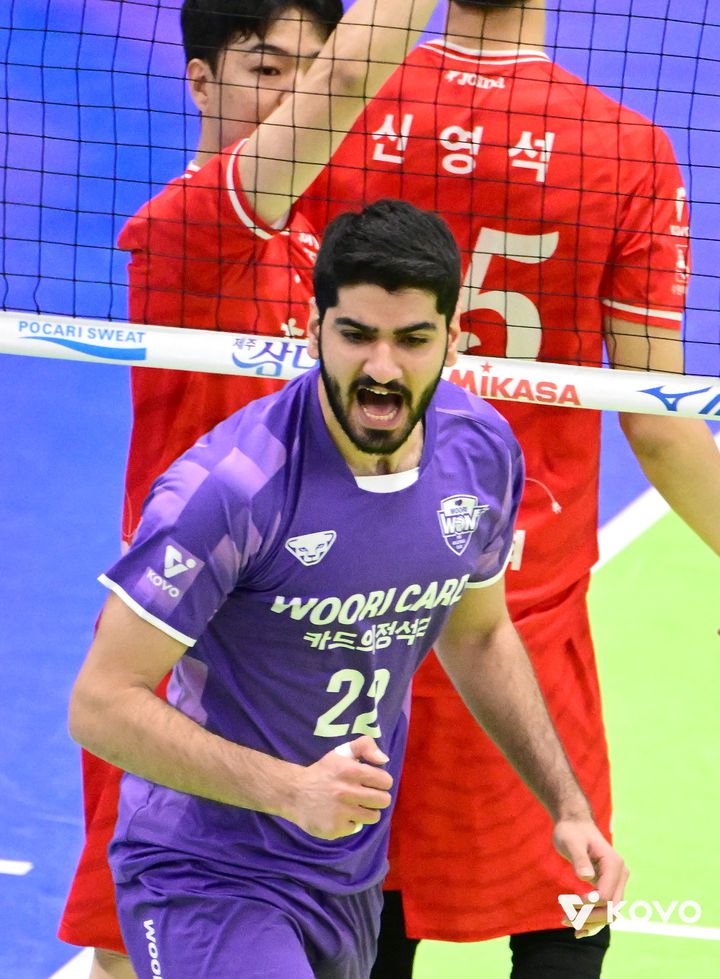 [서울=뉴시스] 남자배구 우리카드 알리가 10일 수원체육관에서 열린 진에어 2025~2026 V-리그 남자부 한국전력과의 경기에서 득점을 올린 뒤 기뻐하고 있다. (사진=KOVO 제공) 2025.12.10.