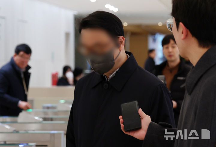 [서울=뉴시스] 조성우 기자 = 윤석열 전 대통령 부인 김건희 여사의 오빠 김진우 씨가 10일 오전 서울 종로구 KT 광화문빌딩 웨스트에 마련된 김건희 여사 관련 의혹을 수사하는 민중기 특별검사 사무실에 출석하고 있다. 2025.12.10. xconfind@newsis.com