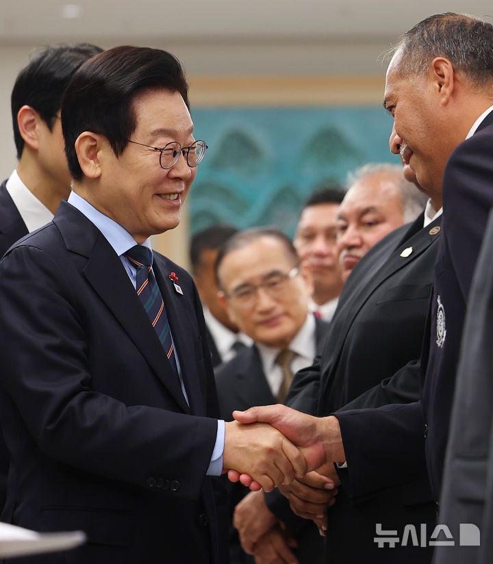 [서울=뉴시스] 고범준 기자 = 이재명 대통령이 10일 서울 용산 대통령실 청사에서 한-태평양도서국 외교장관회의 참석차 방한한 태평양도서국 외교장관 등과 인사하고 있다. (대통령실통신사진기자단) 2025.12.10. bjko@newsis.com