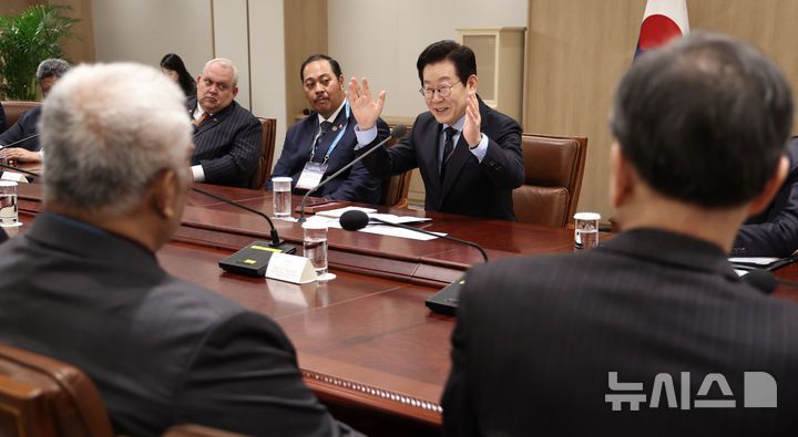 [서울=뉴시스] 고범준 기자 = 이재명 대통령이 10일 서울 용산 대통령실 청사에서 열린 태평양도서국 외교장관 단체 접견에서 발언하고 있다. (대통령실통신사진기자단) 2025.12.10. bjko@newsis.com