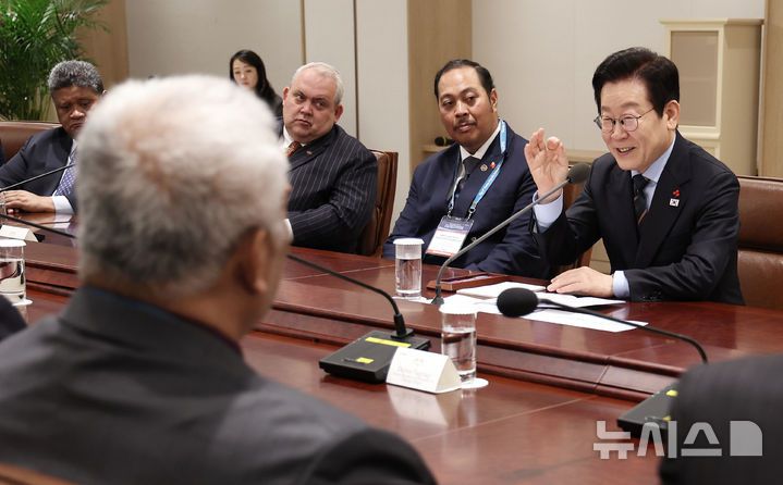 [서울=뉴시스] 고범준 기자 = 이재명 대통령이 10일 서울 용산 대통령실 청사에서 열린 태평양도서국 외교장관 단체 접견에서 발언하고 있다. (대통령실통신사진기자단) 2025.12.10. bjko@newsis.com