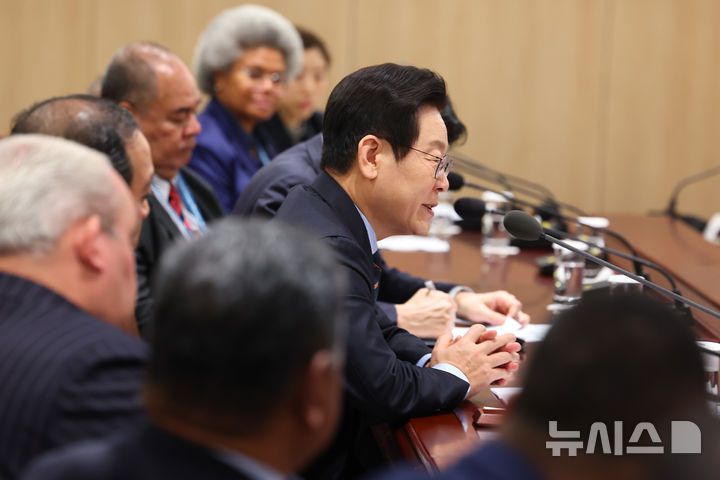 [서울=뉴시스] 고범준 기자 = 이재명 대통령이 10일 서울 용산 대통령실 청사에서 열린 태평양도서국 외교장관 단체 접견에서 발언하고 있다. (대통령실통신사진기자단) 2025.12.10. bjko@newsis.com