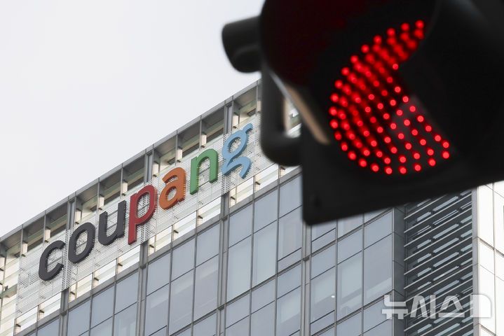 [서울=뉴시스] 김근수 기자 = 쿠팡 개인정보 유출 사건으로 인해 경찰이 2차 압수수색을 벌인 10일 서울 송파구 쿠팡 본사 모습이 보이고 있다. 2025.12.10. ks@newsis.com