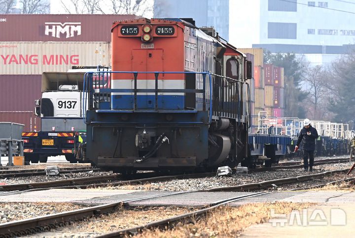 [의왕=뉴시스] 김종택 기자 = 전국철도노동조합 총파업을 하루 앞둔 10일 경기 의왕시 내륙컨테이너기지(ICD)에 화물열차가 정차해 있다.코레일 철도노조는 11일부터 서울교통공사 노조는 12일부터 무기한 총파업을 예고하고 있다. 2025.12.10. jtk@newsis.com
