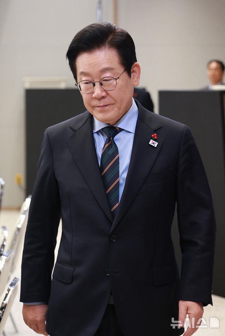 [서울=뉴시스] 고범준 기자 = 이재명 대통령이 10일 서울 용산 대통령실 청사에서 열린 AI 시대의 K-반도체 비전과 육성전략 보고회에 입장하고 있다. 2025.12.10. bjko@newsis.com