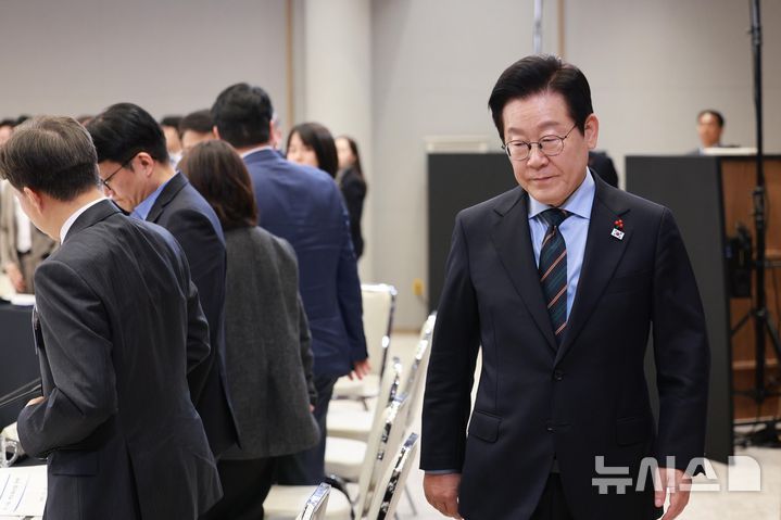 [서울=뉴시스] 고범준 기자 = 이재명 대통령이 10일 서울 용산 대통령실 청사에서 열린 AI 시대의 K-반도체 비전과 육성전략 보고회에 입장하고 있다. 2025.12.10. bjko@newsis.com