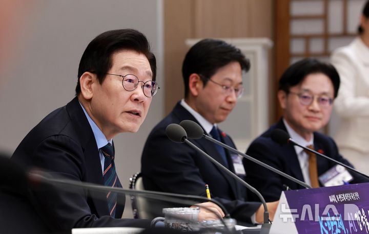 [서울=뉴시스] 고범준 기자 = 이재명 대통령이 10일 서울 용산 대통령실 청사에서 열린 AI 시대의 K-반도체 비전과 육성전략 보고회에서 발언하고 있다. 2025.12.10. bjko@newsis.com