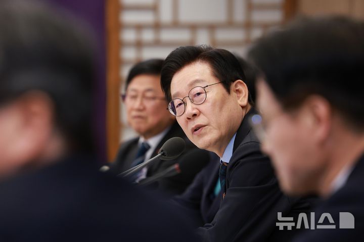 [서울=뉴시스] 고범준 기자 = 이재명 대통령이 10일 서울 용산 대통령실 청사에서 열린 AI 시대의 K-반도체 비전과 육성전략 보고회에서 발언하고 있다. 2025.12.10. bjko@newsis.com