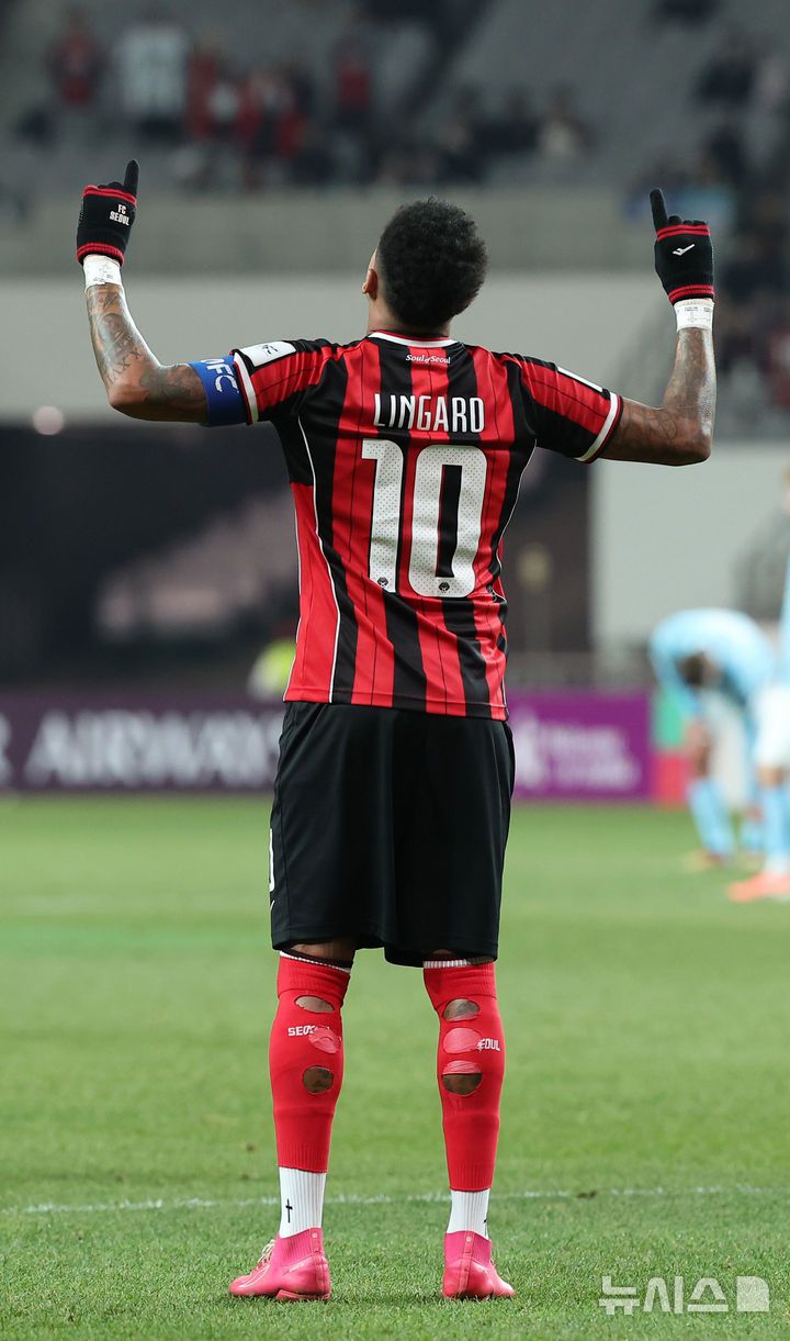 [서울=뉴시스] 김선웅 기자 = 10일 서울 마포구 서울월드컵경기장에서 열린 2025-2026시즌 아시아축구연맹(AFC) 챔피언스리그 엘리트(ACLE) 리그 스테이지 6차전 FC서울 vs 멜버른 시티 경기, FC서울 린가드가 골을 성공시킨 뒤 세레머니를 하고 있다. 2025.12.10. mangusta@newsis.com