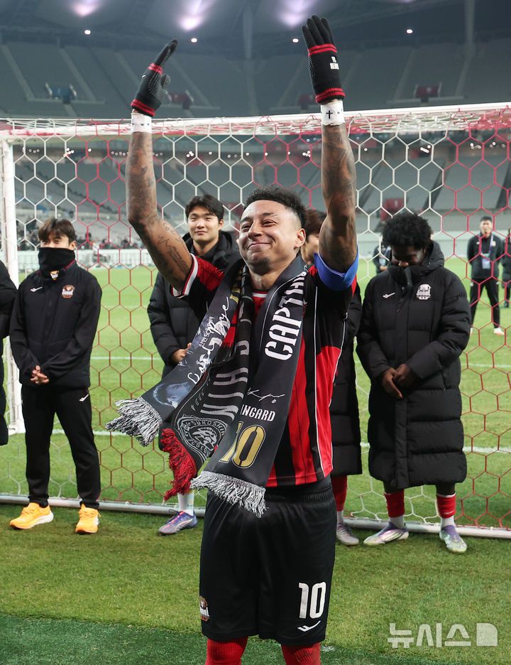 [서울=뉴시스] 김선웅 기자 = FC서울 린가드가 10일 서울 마포구 서울월드컵경기장에서 열린 2025-2026시즌 아시아축구연맹(AFC) 챔피언스리그 엘리트(ACLE) 리그 스테이지 6차전 FC서울 vs 멜버른 시티 경기 겸 서울 고별전을 마친 뒤 팬들에게 마지막 세리머니를 하며 인사하고 있다. 2025.12.10. mangusta@newsis.com