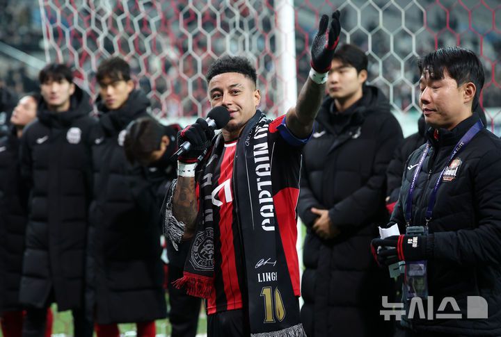 [서울=뉴시스] 김선웅 기자 = FC서울 린가드가 10일 서울 마포구 서울월드컵경기장에서 열린 2025-2026시즌 아시아축구연맹(AFC) 챔피언스리그 엘리트(ACLE) 리그 스테이지 6차전 FC서울 vs 멜버른 시티 경기 겸 서울 고별전을 마친 뒤 팬들에게 작별 인사를 하고 있다. 2025.12.10. mangusta@newsis.com
