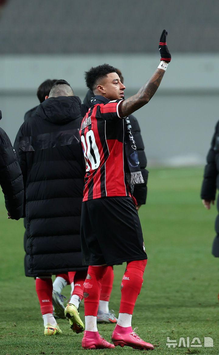 [서울=뉴시스] 김선웅 기자 = FC서울 린가드가 10일 서울 마포구 서울월드컵경기장에서 열린 2025-2026시즌 아시아축구연맹(AFC) 챔피언스리그 엘리트(ACLE) 리그 스테이지 6차전 FC서울 vs 멜버른 시티 경기 겸 서울 고별전을 마친 뒤 팬들에게 작별 인사를 하고 있다. 2025.12.10. mangusta@newsis.com
