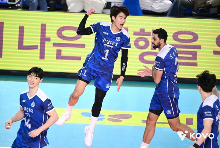 [서울=뉴시스] 남자배구 삼성화재 김우진이 11일 대전충무체육관에서 열린 진에어 2025~2026 V-리그 남자부 현대캐피탈과의 경기에서 득점에 성공한 뒤 환호하고 있다. (사진=KOVO 제공) 2025.12.11.