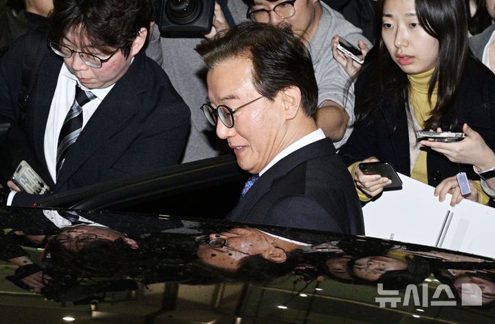 [인천공항=뉴시스] 조성우 기자 = 통일교로부터 금품을 수수했다는 의혹이 제기된 전재수 해양수산부 장관이 11일 오전 인천국제공항 제2여객터미널을 통해 귀국한 뒤 차량에 타고 있다.전 장관은 "장관직을 내려놓고 당당하게 응하는 것이 공직자로서 해야 할 처신"이라며 "단호하게, 명백하게, 아주 강하게 의혹이 전혀 사실무근이라는 말씀을 다시 분명히 드린다"고 밝혔다. (공동취재) 2025.12.11. photo@newsis.com