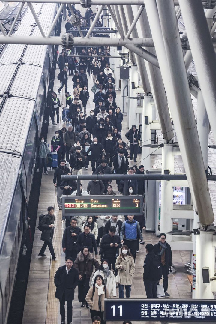 [서울=뉴시스] 김근수 기자 = 전국철도노동조합이 심야 교섭 끝에 한국철도공사(코레일)와 잠정 합의를 도출하면서 파업을 유보한 11일 서울 중구 서울역 승강장에서 시민들이 출근길에 나서고 있다. 2025.12.11. ks@newsis.com