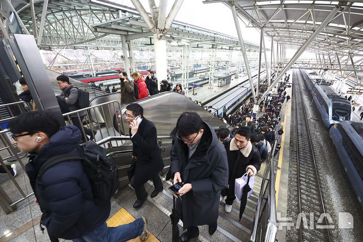 [서울=뉴시스] 김근수 기자 = 전국철도노동조합이 심야 교섭 끝에 한국철도공사(코레일)와 잠정 합의를 도출하면서 파업을 유보한 11일 서울 중구 서울역 승강장에서 시민들이 출근길에 나서고 있다. 2025.12.11. ks@newsis.com