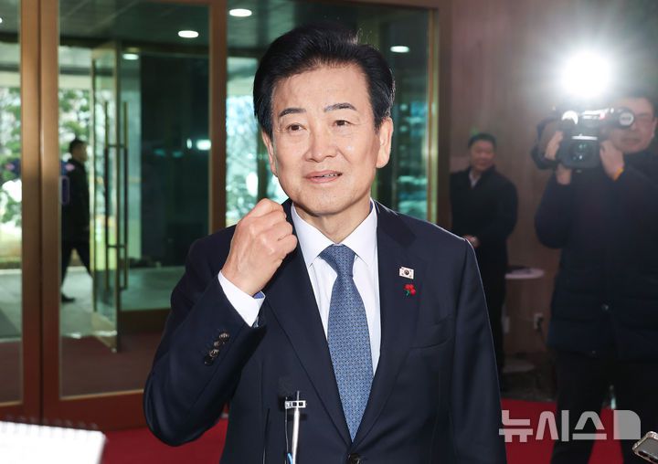 [서울=뉴시스] 추상철 기자 = 정동영 통일부 장관이 11일 오전 서울 종로구 정부서울청사로 출근하며 취재진의 질문에 답변하고 있다. (공동취재) 2025.12.11. photo@newsis.com