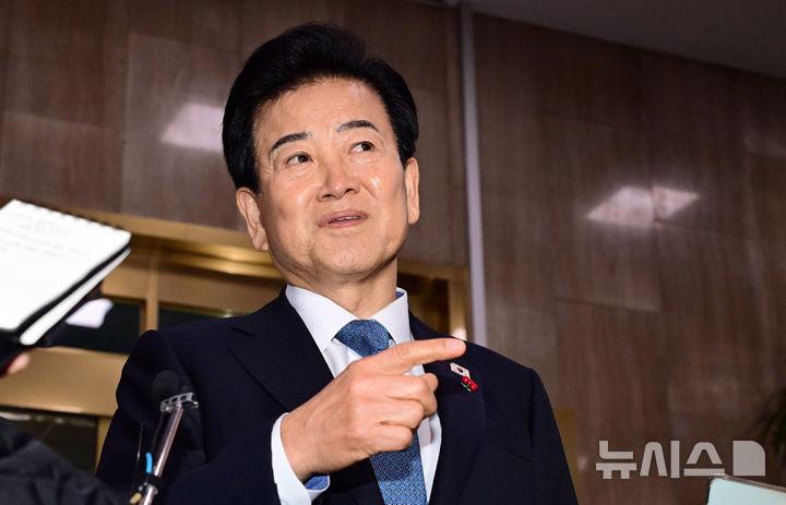 [서울=뉴시스] 추상철 기자 = 정동영 통일부 장관이 11일 오전 서울 종로구 정부서울청사로 출근하며 취재진의 질문에 답변하고 있다. (공동취재) 2025.12.11. photo@newsis.com