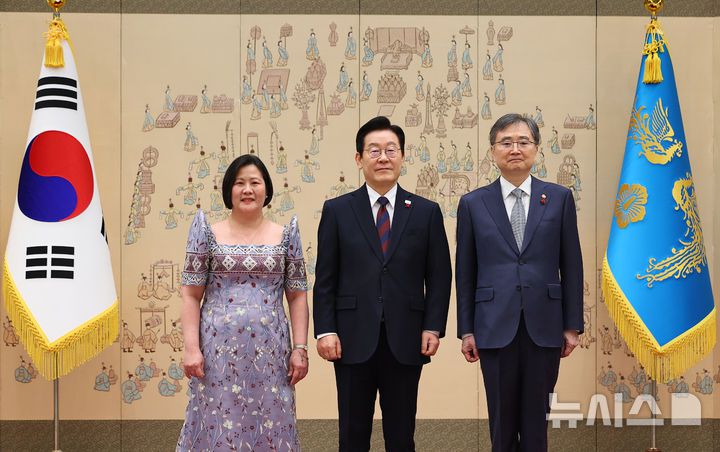 [서울=뉴시스] 고범준 기자 = 이재명 대통령이 11일 서울 용산 대통령실 청사에서 열린 주한대사 신임장 제정식에서 버나뎃 테레스 페르난데즈 주한필리핀 대사로부터 신임장을 받은 뒤 조현 외교부 장관과 기념촬영을 하고 있다. (대통령실통신사진기자단) 2025.12.11. bjko@newsis.com