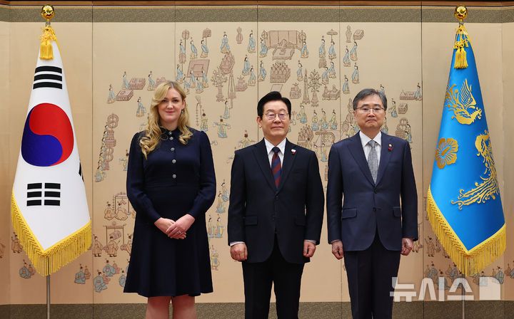 [서울=뉴시스] 고범준 기자 = 이재명 대통령이 11일 서울 용산 대통령실 청사에서 열린 주한대사 신임장 제정식에서 에바 마리 루섹 주한오스트리아 대사로부터 신임장을 받은 뒤 조현 외교부 장관과 기념촬영을 하고 있다. (대통령실통신사진기자단) 2025.12.11. bjko@newsis.com